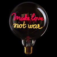 Birne &#34;MAKE LOVE NOT WAR&#34;
